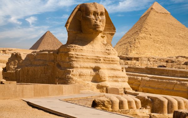 Widok piramid egipskich w Gizie na tle Sfinksa